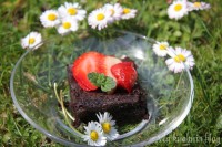 ciasto czekolada mięta truskawki mokre brownie