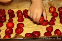 drożdżowe wilgotne ciasto z truskawkami kokos kruszonka