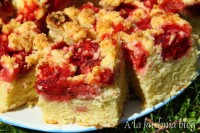 drożdżowe wilgotne ciasto z truskawkami kokos kruszonka z owocami owocowe