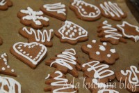 pierniczki korzenne  proste kruche lukrowane ciasteczka