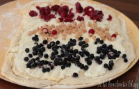 drożdżówki ser owoce serek twaróg biały twarożek jagody porzeczki maliny