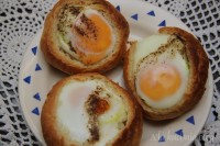 jajko sadzone bułka szynka cebula pieczone zapiekane czerstwa śniadanie