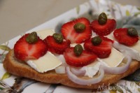 croissant truskawki camembert kielki gorczyca truskawki cebula czerwona kanapka