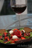 sałatka rukola pomidor mozzarella truskawki balsamico sos balsamiczny
