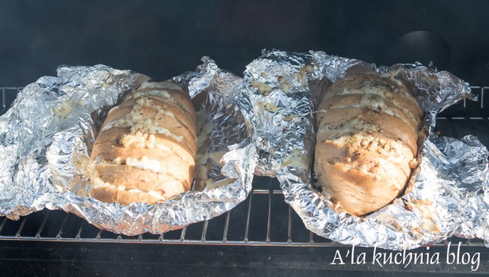 chlebek na grilla suszone pomidory bazylia czosnek grillowany pieczywo coś na ząb prosty zioła ziołowy zioła mozzarella mozarela camembert