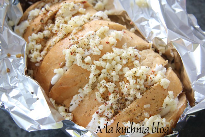 chlebek na grilla suszone pomidory bazylia czosnek grillowany pieczywo coś na ząb prosty zioła ziołowy zioła mozzarella mozarela camembert