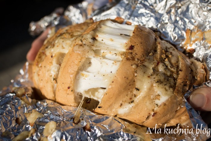 chlebek na grilla suszone pomidory bazylia czosnek grillowany pieczywo coś na ząb prosty zioła ziołowy zioła mozzarella mozarela camembert