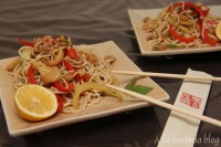 krewetki makaron azjatyckie danie sojowy sezamowy