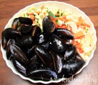 mule małże skorupiaki w winie białe wino warzywa masło bazyliowe duszone