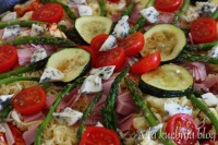 pizza szybka szparagi cukinie ser pleśniowy szynka pomidorki koktajlowe