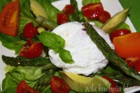salatka avocado szparagi pomidor jajko w koszulce sos balsamiczny sałata