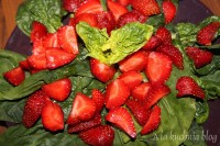 młody szpinak truskawki sos balsamico sałatka