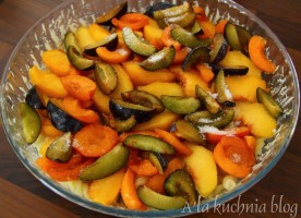 zapiekanka owoce ser makaron na słodko dla dzieci śliwki morele brzoskwinie